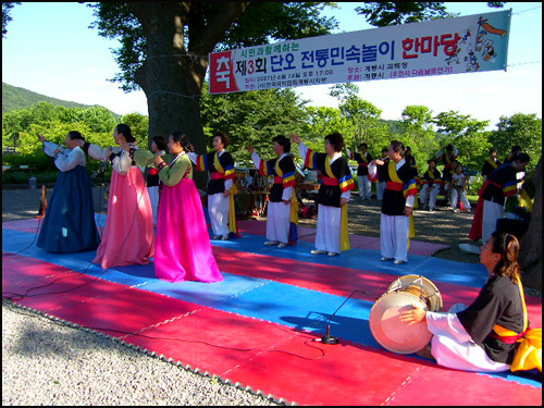 한국국악협회 계룡시지부 회원들이 제3회 단오행사에서 민요를 경창하고 있다. 